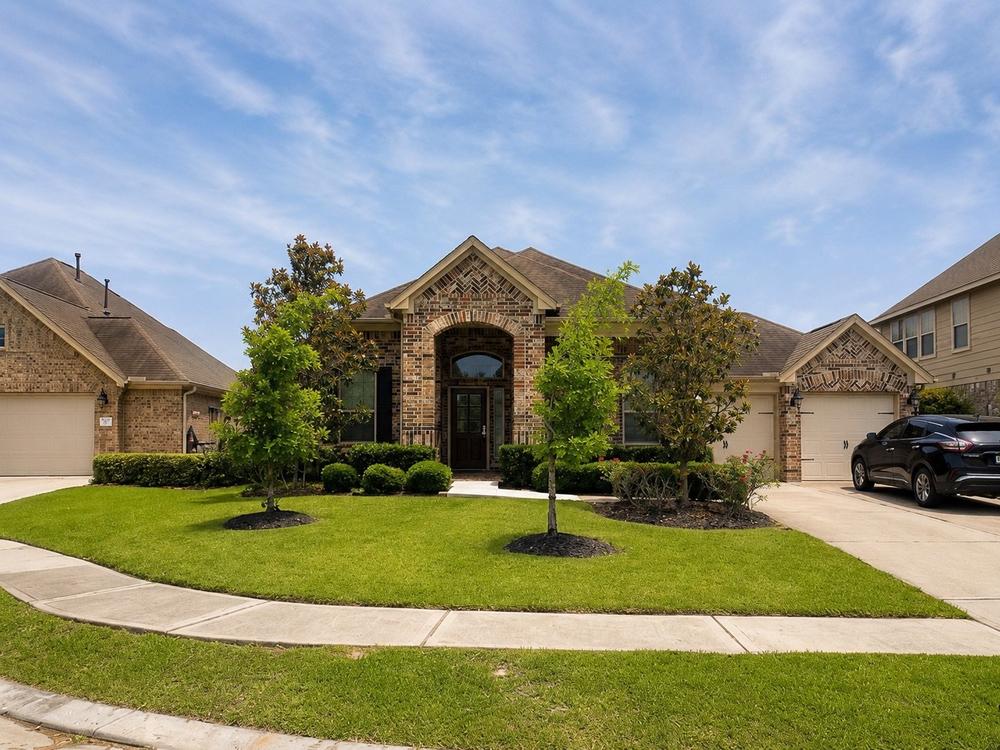 Daraan Assisted Living, a single-storey brick home on a quiet residential street in Conroe, Texas